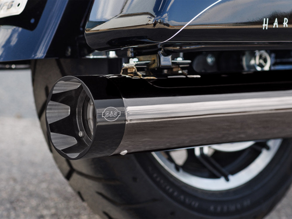2-into-1 Sidewinder Exhaust – Lava Chrome with Black End Cap. Fits Touring 2017up.
